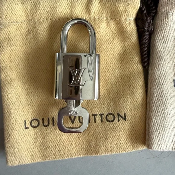Louis Vuitton Silver Padlock - Picture 3 of 13